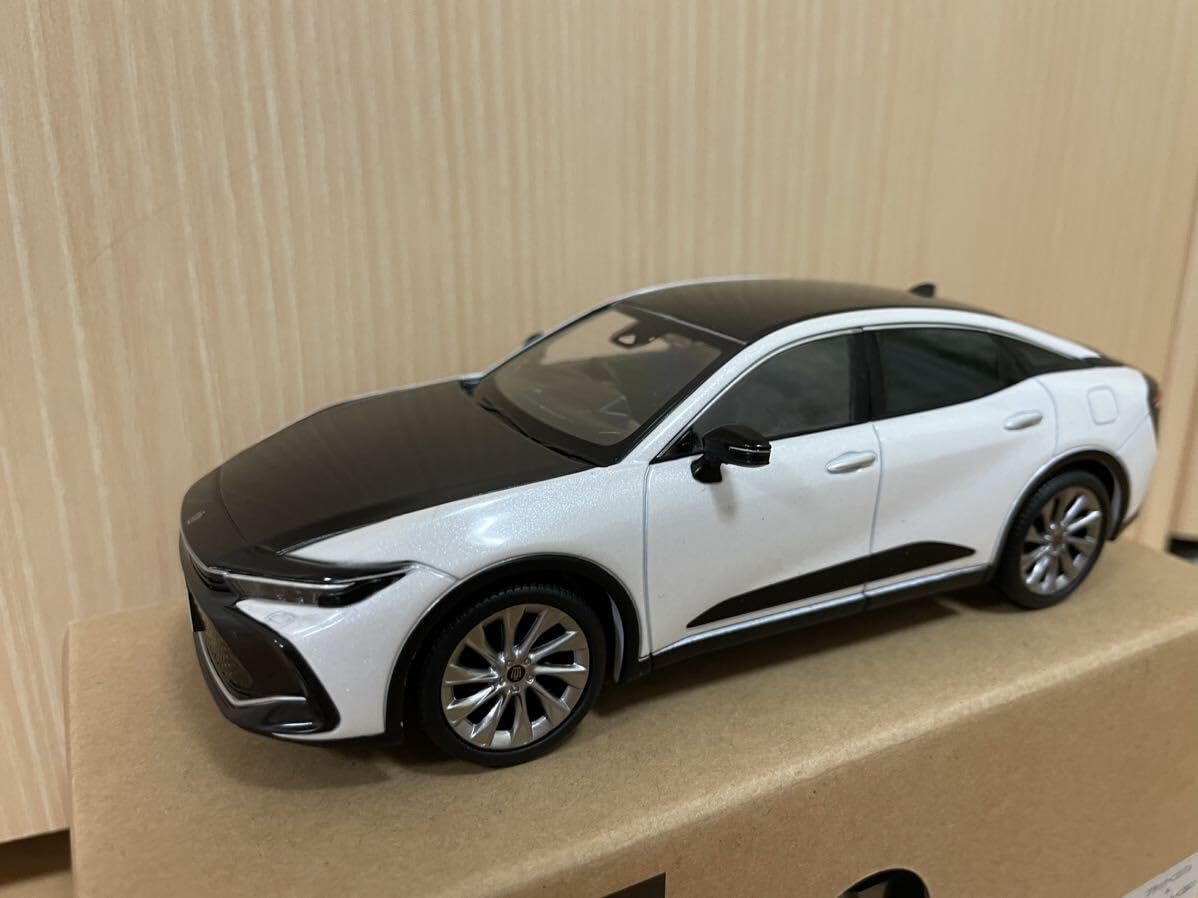 トヨタ クラウンCROWN ミニカー 白と黒 クロスオーバー カラーサンプル Amazon | トヨタ 新型 クラウン クロスオーバー ミニカー 130